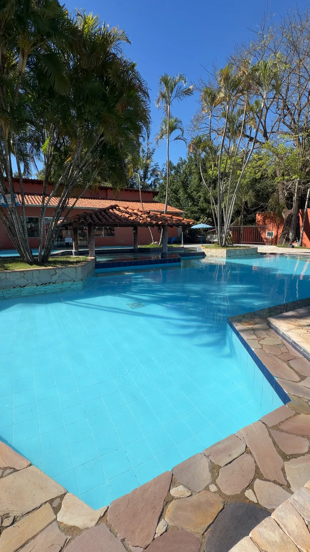 Piscina do Clube Águas Quentes Palmeiras, em Uberlândia, num dia de sol